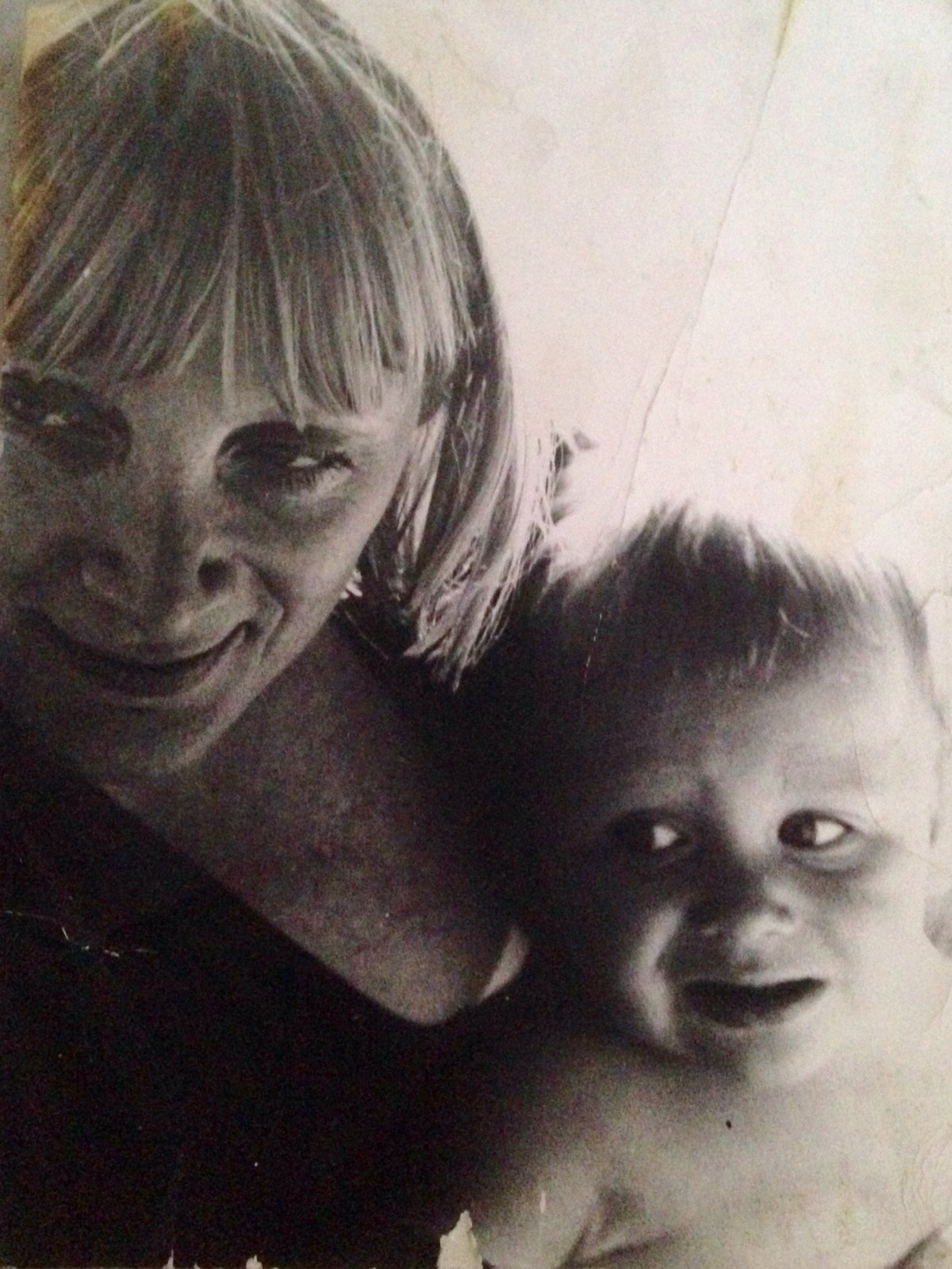 Sandra con il figlio da bambino